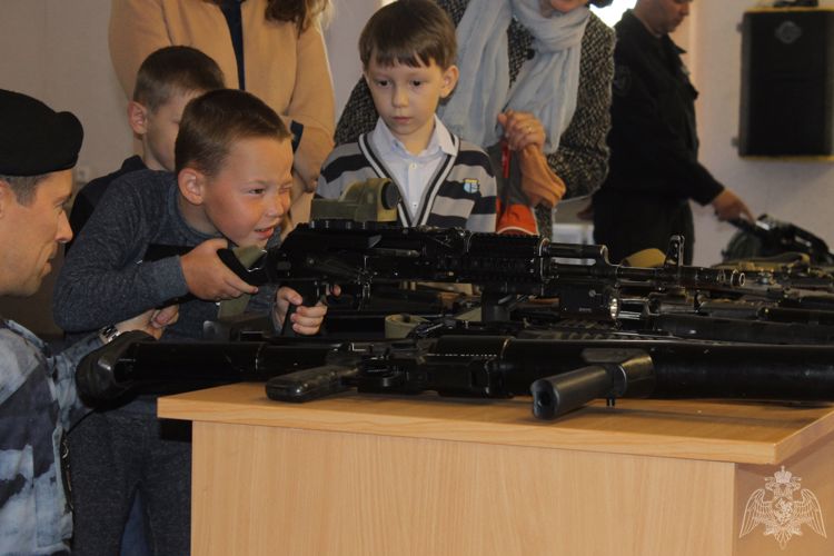 В Перми в рамках акции «Каникулы с Росгвардией» сотрудники ОМОН организовали экскурсию для детей сотрудников погибших при исполнении служебного долга