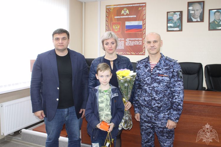 Начальник Управления Росгвардии по Пермскому краю и руководитель благотворительного фонда «Защитник счастья» поздравили детей сотрудников, погибших при исполнении служебного долга с началом учебного года
