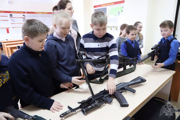 В Перми росгвардейцы провели для школьников день открытых дверей