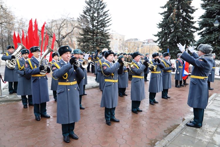 В Перми сотрудники Росгвардии отдали дань признательности и уважения воинам и труженикам у памятника «Тыл-фронту»