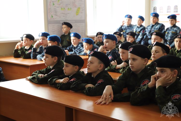 В Перми сотрудники СОБР Росгвардии провели необычную экскурсию для школьников