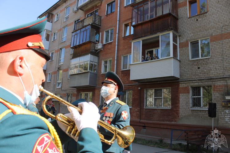 В Перми военнослужащие полка Росгвардии поздравили с Днем Победы ветеранов Великой Отечественной войны 