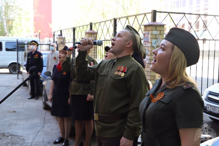 В Перми сотрудники и военнослужащие Росгвардии поздравили с Днем Победы ветеранов Великой Отечественной войн
