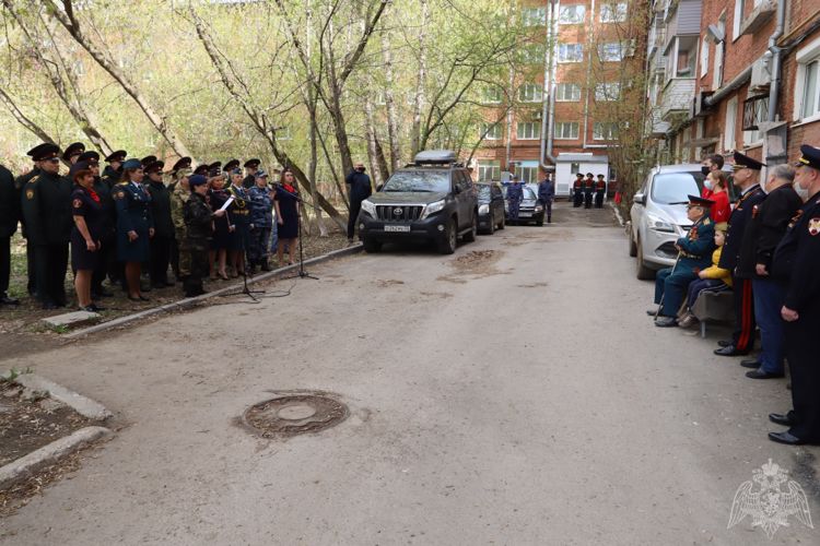 В Перми сотрудники и военнослужащие Росгвардии поздравили с Днем Победы ветеранов Великой Отечественной войны 