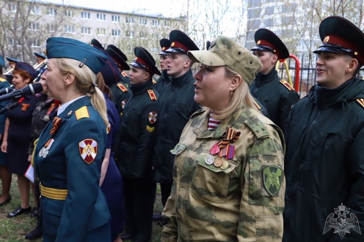 В Перми сотрудники и военнослужащие Росгвардии поздравили с Днем Победы ветеранов Великой Отечественной войны 
