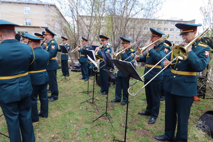 В Перми сотрудники и военнослужащие Росгвардии поздравили с Днем Победы ветеранов Великой Отечественной войны 