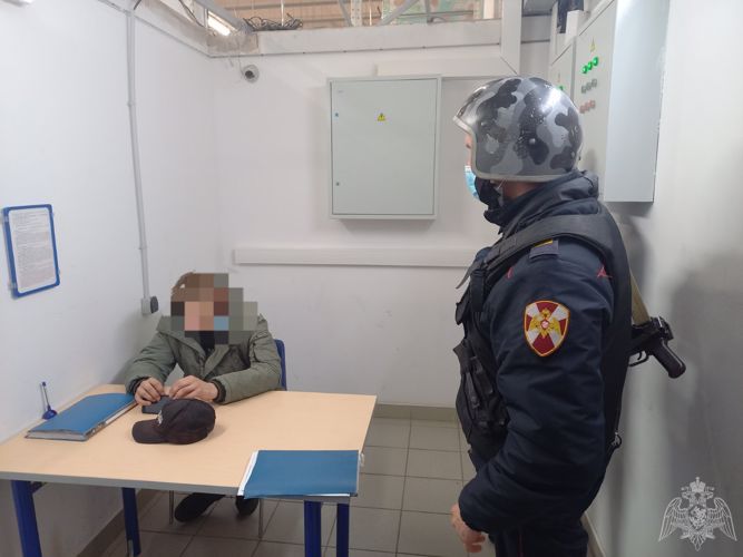В Перми сотрудники Росгвардии задержали подозреваемого в совершении кражи элитного алкоголя