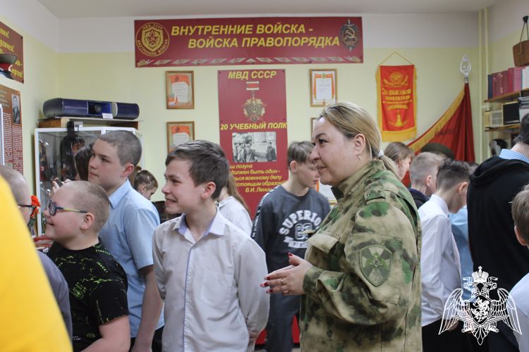 Сотрудники пермского СОБР «Стрелец» Росгвардии организовали для школьников день открытых дверей