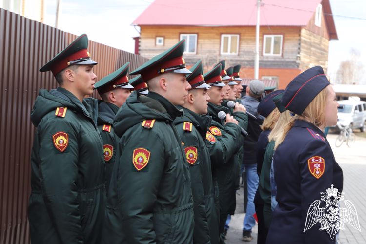 Сотрудники и военнослужащие Росгвардии поздравили с Днем Победы пермских ветеранов Великой Отечественной войны 