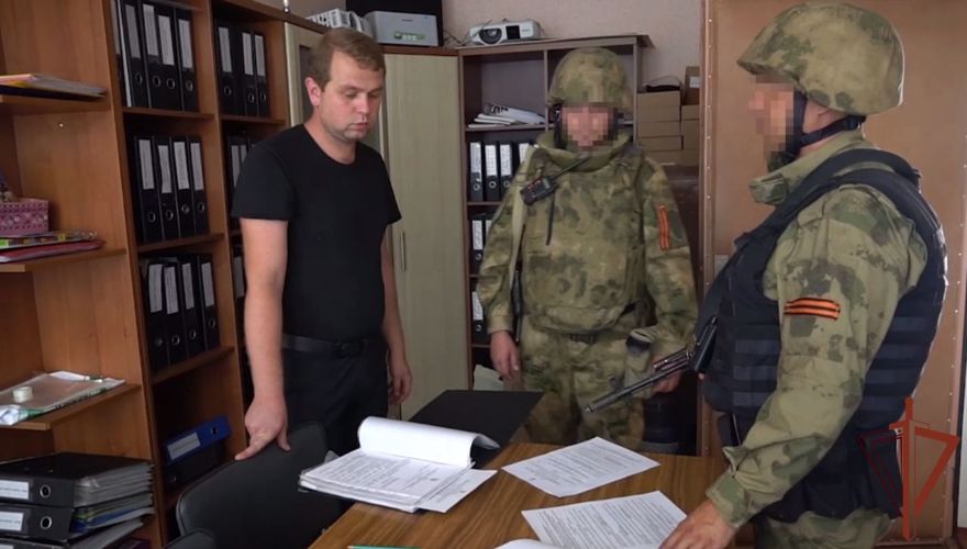 Росгвардейцы в преддверии учебного года проверяют безопасность школ в Харьковской области