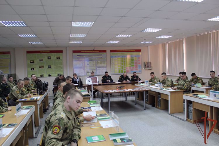 Офицеры Пермского военного института Росгвардии провели показное групповое занятие с курсантами 