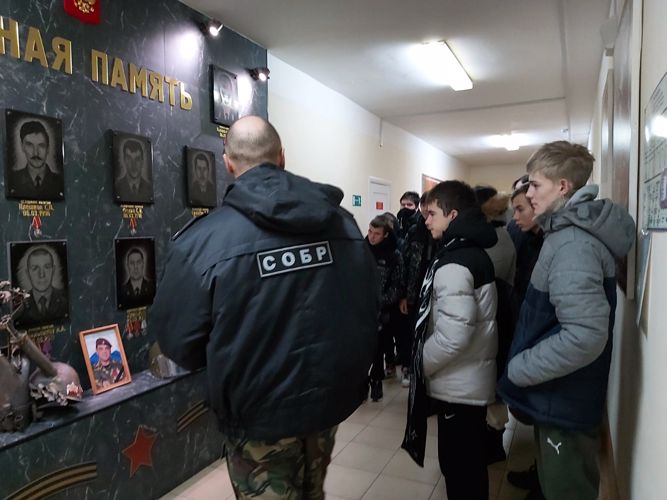 В Прикамье сотрудники Росгвардии провели для школьников урок мужества