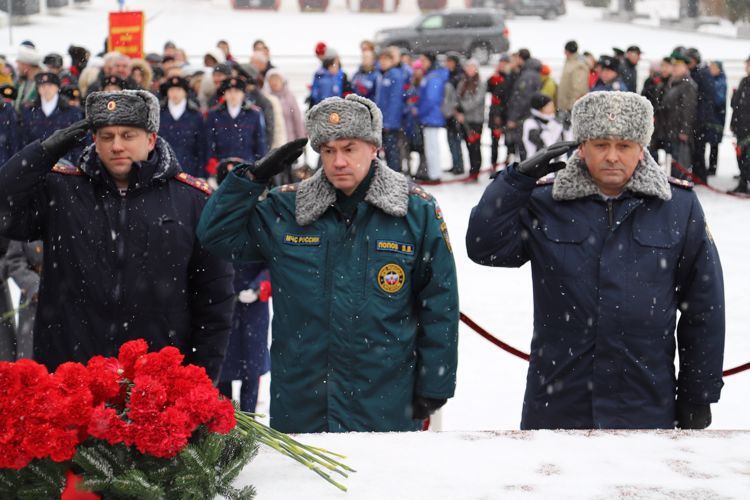 В Перми сотрудники Росгвардии возложили цветы к монументу Уральскому добровольческому танковому корпусу 