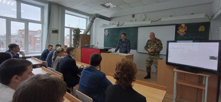 В Перми председатель совета ветеранов регионального управления Росгвардии провел урок мужества
