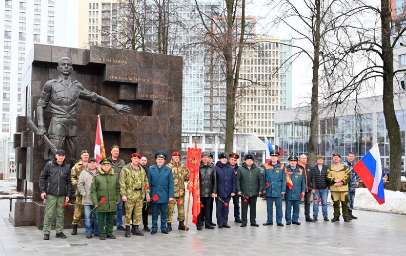 В Перми сотрудники и ветераны Росгвардии возложили цветы и венки к памятнику «Солдат России»