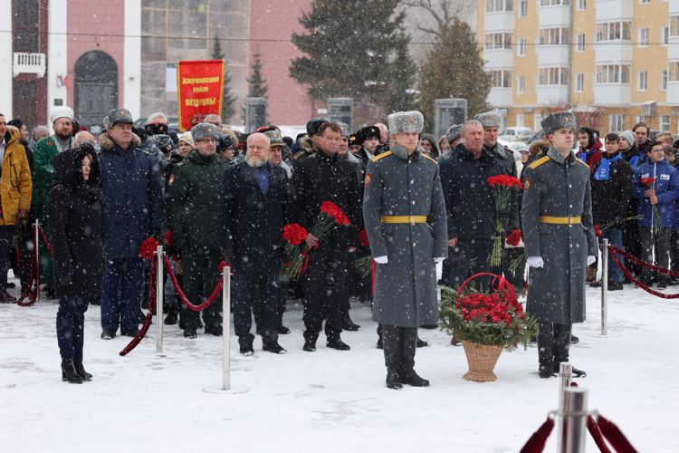 В Перми сотрудники Росгвардии возложили цветы к монументу Уральскому добровольческому танковому корпусу 