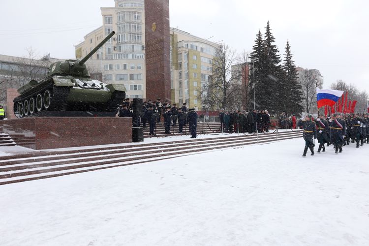 В Перми сотрудники Росгвардии возложили цветы к монументу Уральскому добровольческому танковому корпусу 
