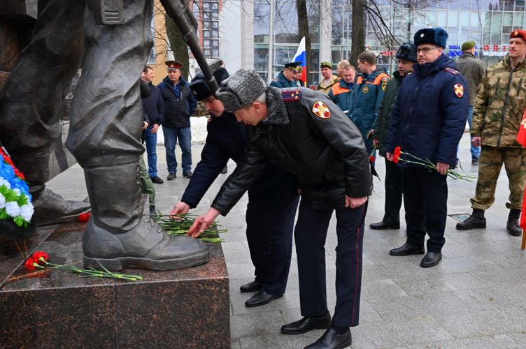 В Перми сотрудники и ветераны Росгвардии возложили цветы и венки к памятнику «Солдат России»