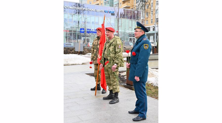 В Перми сотрудники и ветераны Росгвардии возложили цветы и венки к памятнику «Солдат России»
