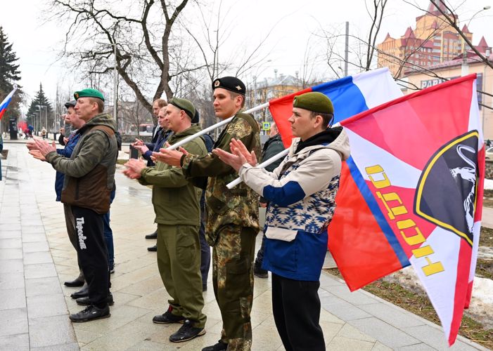 В Перми сотрудники и ветераны Росгвардии возложили цветы и венки к памятнику «Солдат России»