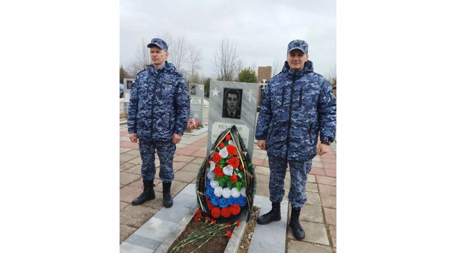 В Пермском крае сотрудники вневедомственной охраны Росгвардии почтили память погибших товарищей в Чеченской республике