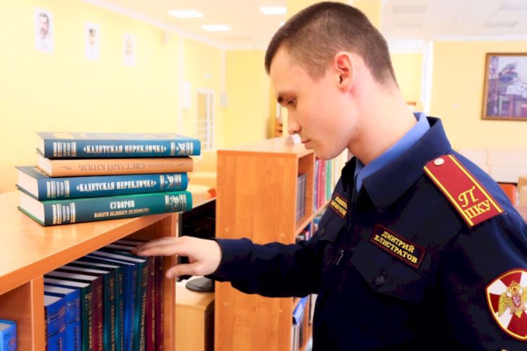 Библиотечный фонд Пермского президентского кадетского училища Росгвардии пополнился книгами, изданными в рамках благотворительного проекта «Кадетское наследие»