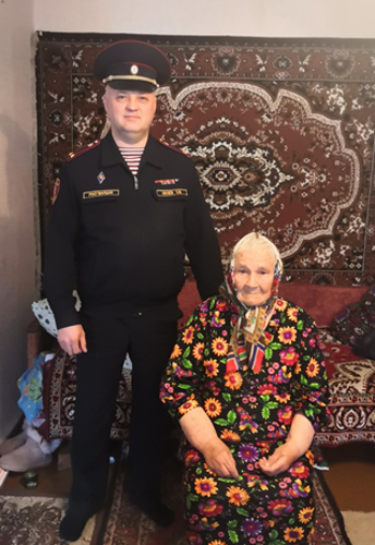 В Пермском крае сотрудники вневедомственной охраны Росгвардии поздравили ветерана с юбилеем