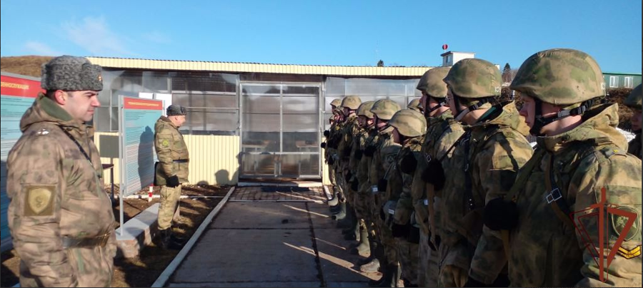 Курсанты Пермского военного института в ходе занятия совершенствовали навык проделывания проходов в минных полях взрывным способом