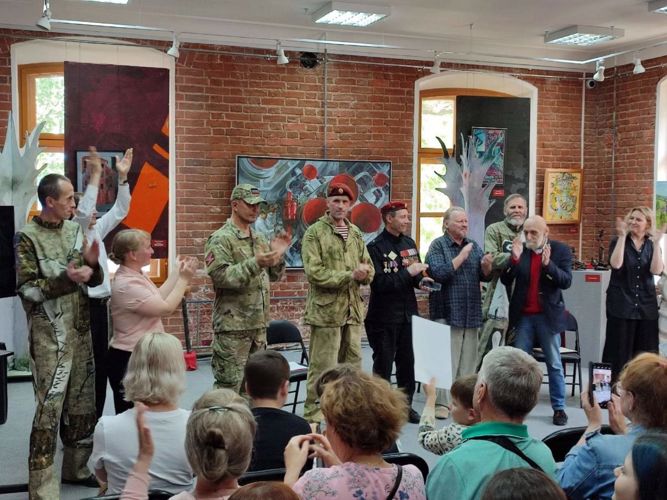 В Перми при участии росгвардейцев открылась выставка работ художника из Донецка Виктора Михалева