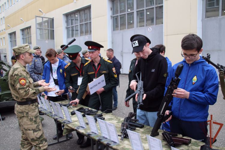 В Пермском военном институте Росгвардии прошло первенство по летнему офицерскому четырехборью среди юношей допризывного возраста