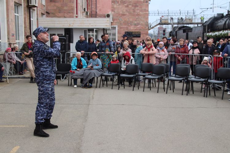 В Перми сотрудники Росгвардии выступили на концерте по случаю прибытия ретропоезда «Эшелон Победы-2023»