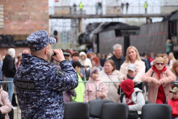В Перми сотрудники Росгвардии выступили на концерте по случаю прибытия ретропоезда «Эшелон Победы-2023»