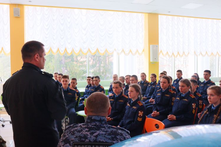 В Перми сотрудники и ветераны Росгвардии провели классный час для воспитанников Пермского президентского кадетского училища