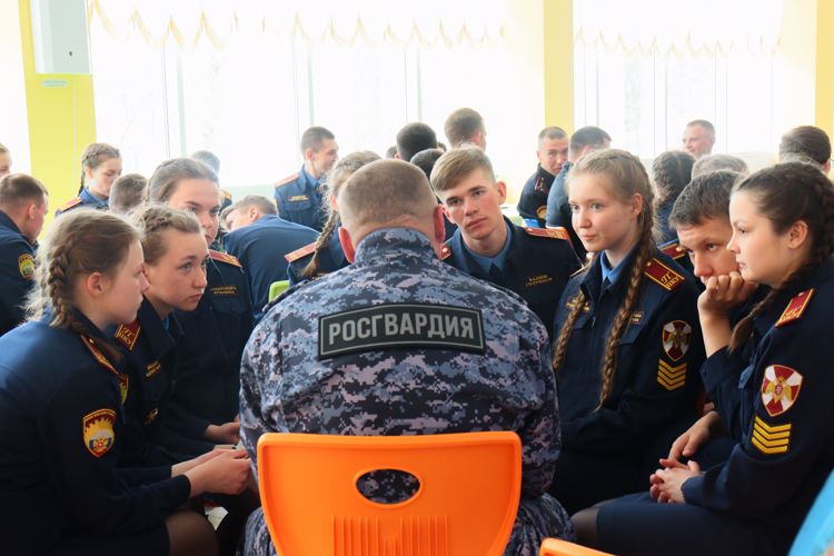 В Перми сотрудники и ветераны Росгвардии провели классный час для воспитанников Пермского президентского кадетского училища