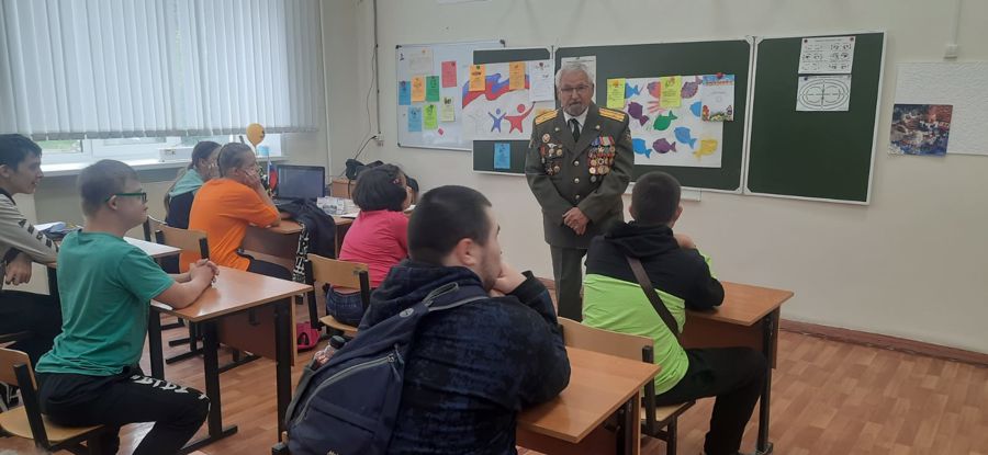 Ветераны Росгвардии провели урок мужества для школьников Перми