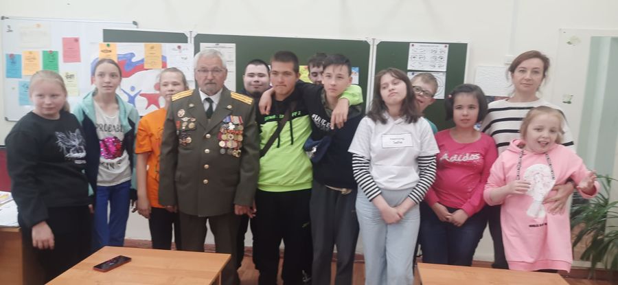 Ветераны Росгвардии провели урок мужества для школьников Перми