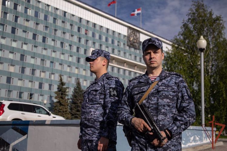 В День России и День 300-летия города Перми сотрудники Управления Росгвардии по Пермскому краю принимают участие в охране общественного правопорядка и обеспечении общественной безопасности жителей Прикамья