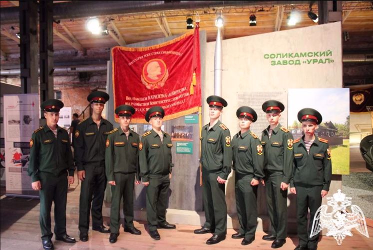Курсанты Пермского военного института Росгвардии посетили выставку «Оружие Победы»