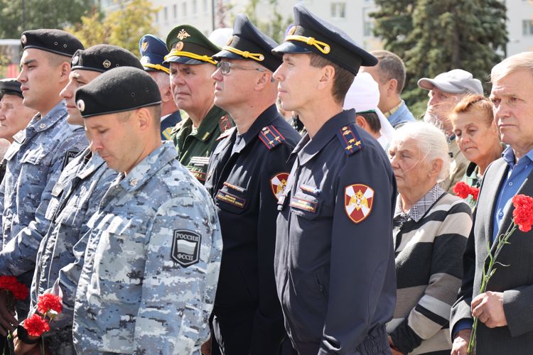 В Перми сотрудники Росгвардии возложили цветы к монументу «Героям фронта и тыла»