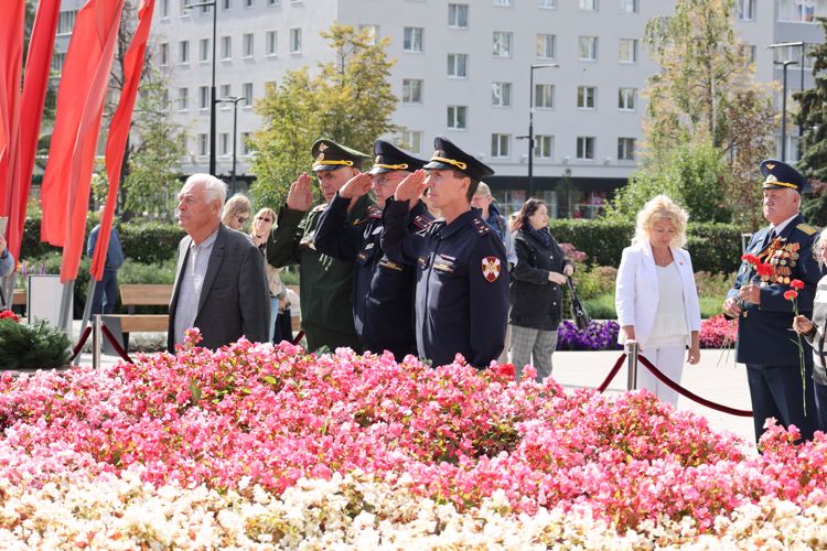 В Перми сотрудники Росгвардии возложили цветы к монументу «Героям фронта и тыла»