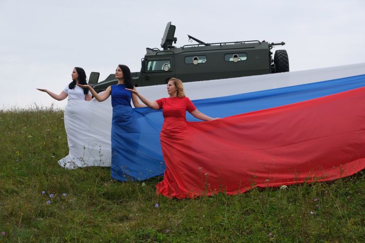 Росгвардейцы вместе с семьями поддержали масштабный проект ко Дню государственного флаг