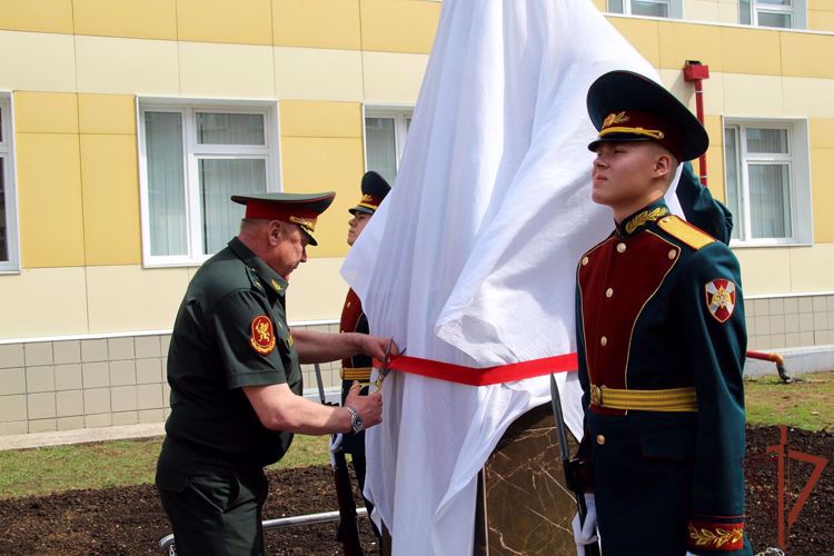 Генерал-майор Василий Колесников открыл бюст генералу армии Андрею Хрулёву в Пермском военном институте Росгвардии