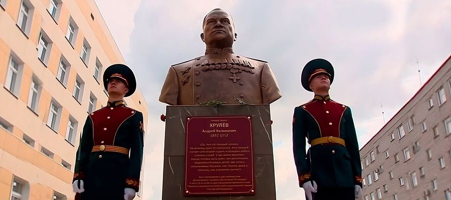 Генерал-майор Василий Колесников открыл бюст генералу армии Андрею Хрулёву в Пермском военном институте Росгвардии