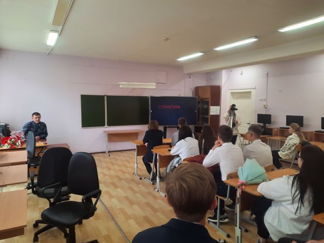 В День знаний росгвардейцы провели урок мужества для пермских школьников
