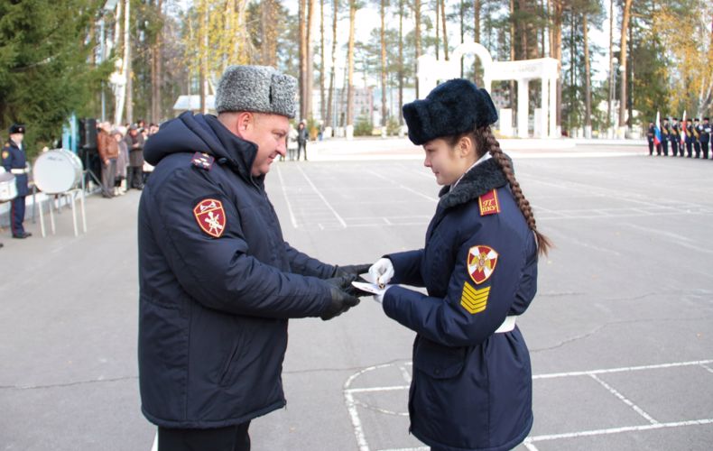 В Перми заместитель начальника регионального Управления Росгвардии вручил вручил удостоверения кадетам-новобранцам