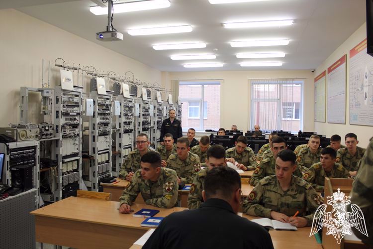 На факультете связи Пермского военного института Росгвардии проведено занятие с кураторами курсантского подразделения