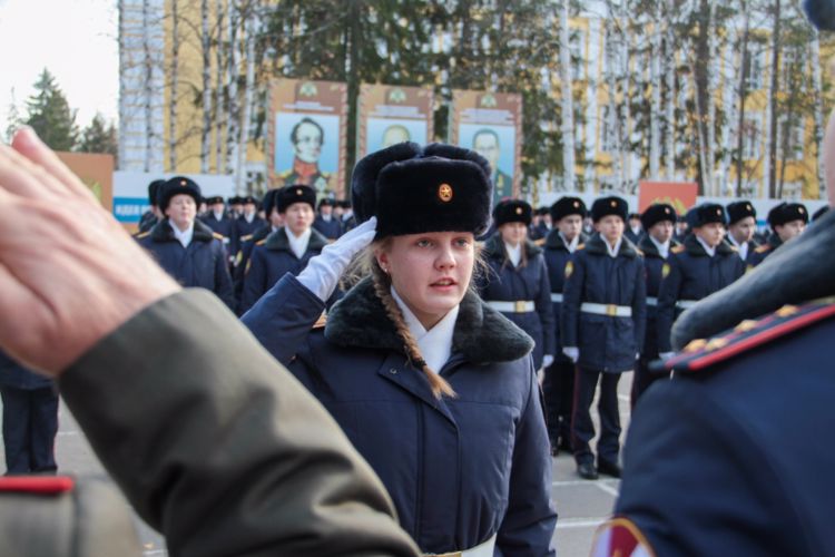 В Перми заместитель начальника регионального Управления Росгвардии вручил вручил удостоверения кадетам-новобранцам