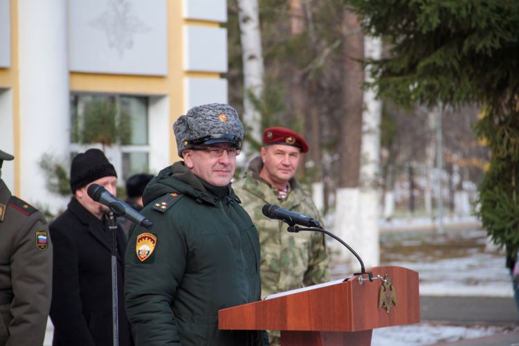 В Перми заместитель начальника регионального Управления Росгвардии вручил вручил удостоверения кадетам-новобранцам