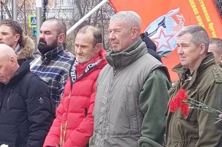 В Перми ветераны Росгвардии возложили цветы к памятнику погибшим сотрудникам