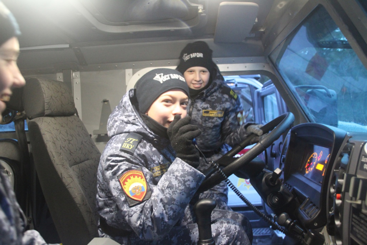 Военнослужащие Пермского военного института Росгвардии провели практическое занятие для кадет Пермского президентского кадетского училища